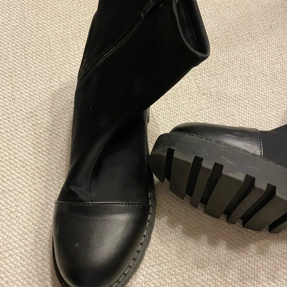 Urban outfitters combat boots side zipper chunky heel. Size 8 excellent conditio - Picture 3 of 5